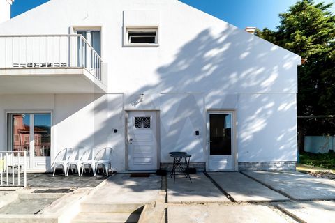 Moradia renovada no Carregado, que oferece a possibilidade de uma vida tranquila no campo e a proximidade a grandes centros urbanos Composta por oito quartos (cinco são suites), com a possibilidade de ser convertida em duas casas independentes, poden...