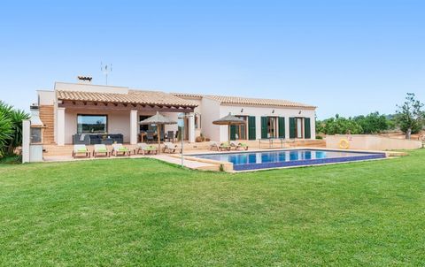 Los completos exteriores de esta casa son perfectos para disfrutar del buen tiempo mediterráneo. La piscina de cloro mide 9 x 4.5 metros y tiene una profundidad que va de 1.35 a 1.85 metros. Está rodeada de hamacas y sombrillas para poder tomar el so...