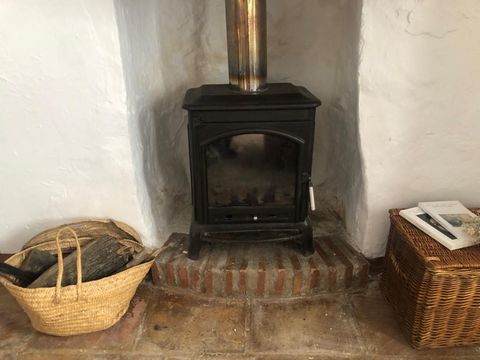 Esta encantadora vivienda se encuentra en una aldea milenaria, rica en historia, situada en la Comarca Nororiental de Málaga, en una pedanía de Cuevas de San Marcos. A tan solo 80 km de Málaga, 90 km de Córdoba, 100 km de Granada y 38 km de Antequera...