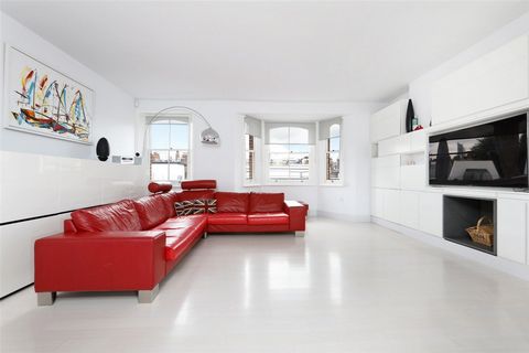 Dit is een zeer stijlvolle maisonnette met 3 slaapkamers in een modernistische stijl, met een dakterras in het hart van Chelsea. Dit prachtige appartement is gelegen op de tweede en derde verdieping van een rood bakstenen terras. De accommodatie besc...
