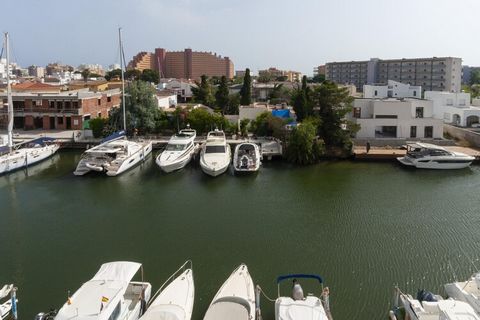 Welcome to this charming 45 m² apartment in Roses, featuring one bedroom and capacity for up to 5 guests. Recently built and beautifully appointed, the accommodation overlooks a serene garden, creating a peaceful atmosphere for your stay. Ideally sit...