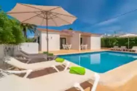El exterior de la vivienda es ideal para disfrutar del clima mediterráneo. En él encontrarán una piscina de cloro de 8mx4m y una profundidad de entre 0.9m y 1.9m, que se comparte con otra propiedad. Junto a ella, hay una zona con tumbonas en las que ...