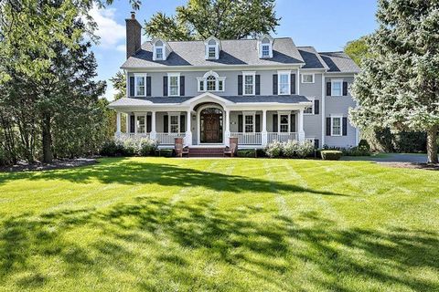 This exquisite Park Avenue estate seamlessly blends prime location with luxury. Set on almost half an acre, this Southeast Hinsdale 6 bed 6.2 bath home has been meticulously reimagined by the current owners. Step inside and you're immediately captiva...