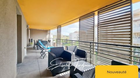 À vendre à Fréjus Quartier Valescure : appartement 3 pièces récent, entièrement meublé, avec grande terrasse plein sud, garage double et piscine, dans résidence privée sécurisée proche plages et com