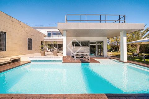 Lucas Fox presenta esta villa exclusiva en la zona de Valverde. La vivienda, diseñada por su propietario en 2004, cuenta con una superficie de 371 m² sobre una parcela de 978 m². Está pensada y construida para su disfrute, ideal para una familia que ...