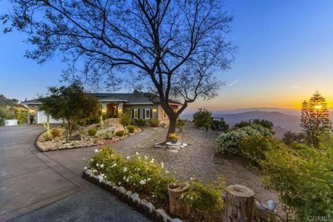 Apresentando uma residência requintada no extremo leste de Fallbrook, CA, onde a sofisticação moderna encontra a elegância serena do campo. Esta casa deslumbrante, meticulosamente construída em 2002, oferece 1.967 pés quadrados de espaço refinado, co...
