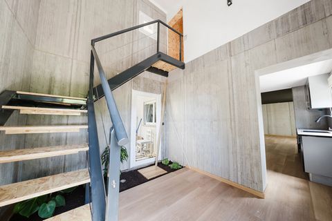 Descubra esta encantadora moradia T3 totalmente restaurada, situada na entrada de Alcobaça, a apenas 10 minutos das famosas praias da Nazaré. Uma fusão perfeita entre charme tradicional e conforto contemporâneo. Composta por três quartos bem distribu...
