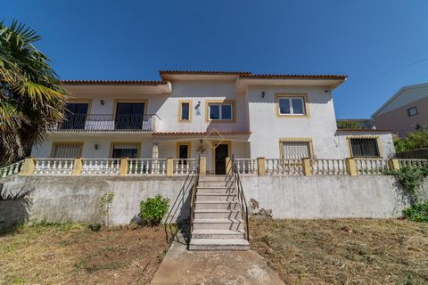 Localizada no coração de São Pedro de Sintra, esta espaçosa moradia é constituída por 5 quartos e 3 casas de banho e um estúdio com entrada independente. Distribui-se por uma área de 329 metros quadrados, e oferece a tranquilidade e o cenário verdeja...