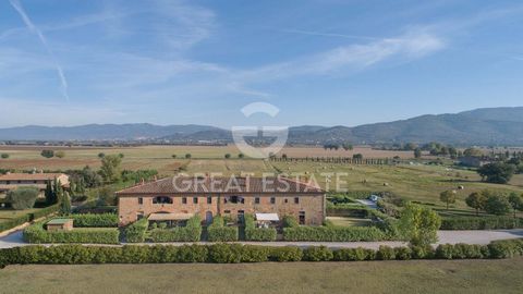 Modern apartment of 110 sqm in a residential complex near Cortona, with a total of 2 bedrooms, 2 bathrooms, a 90 sqm garden and a 5 X 10 shared pool. A short distance from the romantic village of Cortona, we find for sale this modern apartment situat...
