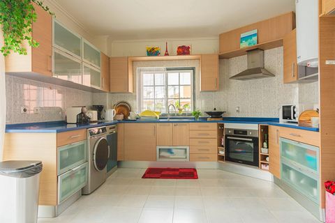 Descubra este magnífico andar moradia T2 em Porto Salvo. Com 95m², esta propriedade destaca-se pelo seu ambiente luxuoso e de tranquilidade, ideal para quem procura conforto e qualidade de vida. A casa apresenta um layout funcional, com dois quartos,...