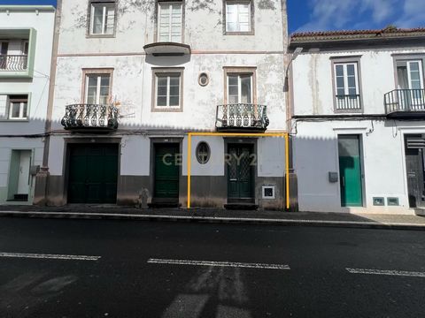 Descubra este encantador apartamento T0/escritório em Ponta Delgada, na Ilha de São Miguel, disponível por apenas 180.000. Com 42m² de área, este imóvel quase novo oferece um espaço ideal para quem procura conforto e praticidade, perto de todas as co...
