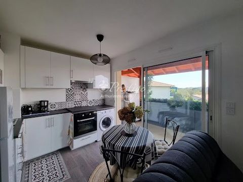 In a small, intimate, and secure co-ownership with a communal swimming pool located just a few steps from the southern beaches of Biarritz (Milady - Colline Bleue sector), this T2 Bis type apartment is in perfect condition on the 1st and last floor o...
