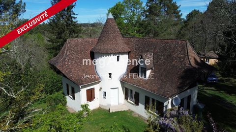 Située à seulement quelques minutes de Bergerac, cette charmante maison périgourdine avec sa tour ronde vous séduira par son cachet et son environnement privilégié. Nichée sur un terrain de 11 000 m², elle offre une intimité totale et une vue imprena...