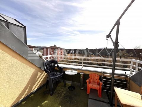 Stilvolle 3-Zimmer-Dachgeschosswohnung mit Balkon, Einbauküche und Stellplatz in begehrter Lage von Neumarkt i.d.OPf. Diese gepflegte Wohnung befindet sich im obersten Stockwerk eines ruhigen Mehrfamilienhauses aus dem Jahr 1995. Auf rund 75 m² erwar...