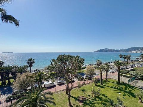 CANNES PLAGE DU MIDI Appartement Très lumineux et en excellent état, cet appartement offre un cadre de vie idéal dans un environnement privilégié. Il se compose comme suit : Un hall d'entrée Un double séjour ouvrant sur une terrasse et une grande log...
