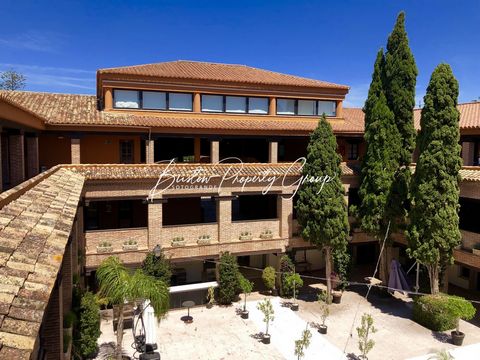 CENTRO COMERCIAL MAR y SOL. A fantastic opportunity to take over a one-of-a-kind Bar Restaurant with huge terrace in Sotogrande. Commercial premises of 200 m2 with very spacious kitchen, fully equipped bar, ample dining area and large outdoor terrace...