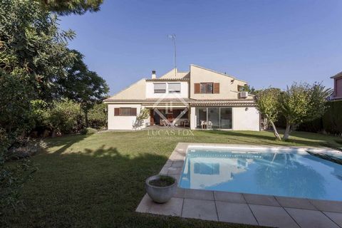 Lucas Fox presents this fully updated 1985 home, located at the entrance to La Cañada, with easy access and on a very quiet street, very close to the Consum supermarket and the British school. The house is distributed over three floors: the main one,...