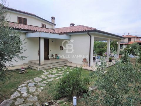 LAZIO - VITERBO - SORIANO NEL CIMINO VILLA WITH PORCH AND GARDEN In a private and comfortable residential context, just two kilometers from the center and four from the entrance to the SS675 Terni - Civitavecchia, we can admire a beautiful Villa of a...