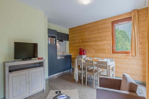 Cet appartement se trouve dans la résidence 4 étoiles Les Epinettes, construite dans un style entièrement traditionnel avec beaucoup de bois et de pierres naturelles. Il est situé au centre de l'authentique village de montagne de Vaujany et à seuleme...