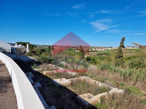 7.960 sq.M plot with an approved project and construction started at the level of the foundations in Sancheira Grande - Óbidos. Area with infrastructure in place. Project and license for a single-family house with 2 floors. With feasibility of constr...