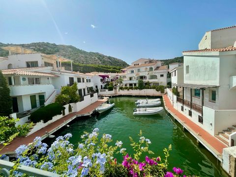 A stone's throw from the famous Marina di Poltu Quatu, ideal for those who have a boat and want the convenience of a comfortable foothold, but also to live it or as an investment to make income, the apartment, with wonderful views of the Marina, cons...