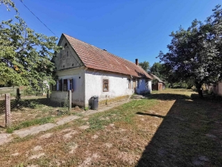 Price: €13.350,00 Category: House Area: 60 sq.m. Plot Size: 2479 sq.m. Bedrooms: 1 Bathrooms: 1 Location: Countryside £11.711 All-in costs, excluding 4% tax House to renovate at a few minutes from the Drava. The house offers you the hall, living room...