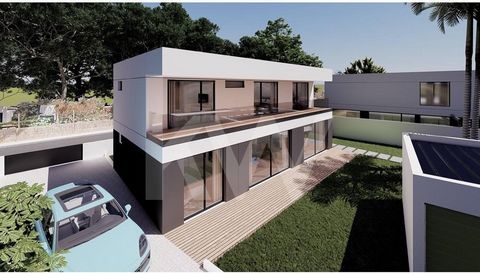 In a quiet area that allows quick access to the main traffic routes, such as the A17 and A25, three modern villas are being born designed to serve those looking for quality finishes and the greatest comfort that a modern construction can offer. Its s...