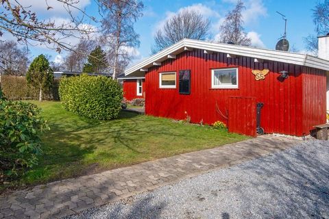 Here in this holiday home in Skovmose, you get 61 m2, which the owner, in respect of the original holiday home, has lovingly renovated for the 2020 season. The heart of the cottage is the kitchen / family room, which invites to a cozy atmosphere at t...