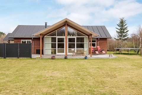 Au milieu de Fjellerup Strand se trouve ce charmant cottage avec bain à remous et sauna. Le gîte dispose d'une pièce à vivre de 57 m2 ainsi que de trois belles chambres et d'un bon grand grenier. De plus, il y a une cuisine bien équipée et deux salle...