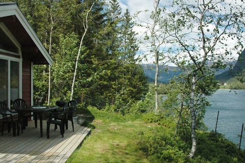 Piękny domek wybudowany na sezon 2009, położony na farmie właściciela, na wzgórzu z panoramicznym widokiem z salonu i zadaszonego tarasu na Oldenvatnet, dolinę i otaczające góry. Z panoramicznego salonu można odpocząć w wygodnych meblach z widokiem n...