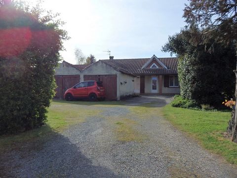 Pretty bungalow located in a UC zone, about 5 minutes from the centre of Marmande. The house includes a kitchen, a living room with fireplace and insert with heat diffusion, two bedrooms, a shower room, toilet and storage room. Several adjoining and ...