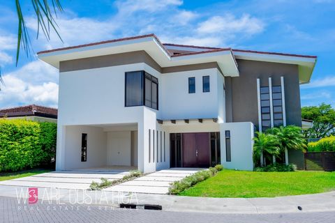 ID# 116826. Contemporary house for sale in Lindora, Santa Ana, Nya condominium, 375 sqm construction, 724 sqm land, 3 bedrooms, 2.5 baths, US$750.000. Nestled within the serene and prestigious Nya Condominium in Lindora, this stunning contemporary re...
