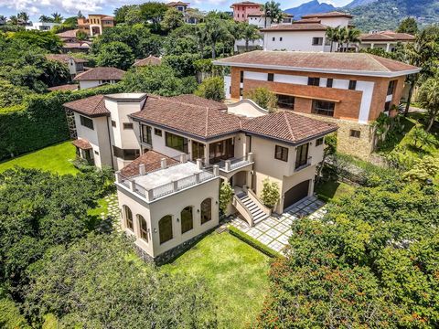 Situata in una comunità esclusiva tra Escazú e Santa Ana, questa casa a due piani è un vero paradiso. Dal momento in cui attraverserai le strade acciottolate di Villa Real, sarai avvolto da una sensazione di eleganza e tranquillità. Entrando in quest...