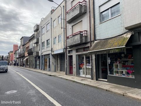 Store with a total area of 207m2, located in Rua de Costa Cabral, in a place with plenty of passage with good storefront, destined to commerce and services. Excellent location a few meters from the metro of the combatants, good access to motorways, t...