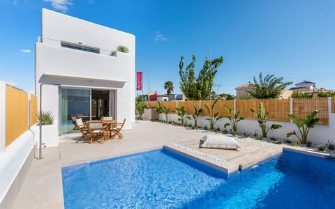 Villas for sale in Los Alcazares, Murcia, Costa Cálida The residential is situated in the Golf La Serena, surrounded by nature. Houses with 3 bedrooms and 3 bathrooms, with 6x3 swimming pool and private garden. Optional solarium (check availability d...