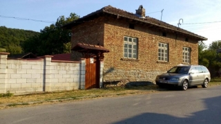 Price: €26.000,00 District: Popovo Category: House Area: 160 sq.m. Plot Size: 1900 sq.m. Bedrooms: 4 Bathrooms: 1 Location: Countryside A lovely property in a small village with about 60 people in Northeastern Bulgaria . It is located in Popovo munic...