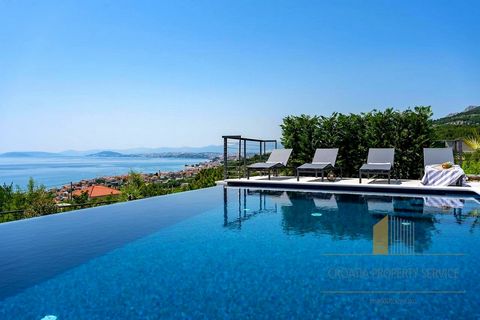 Moderne villa op een uitzonderlijke locatie in de buurt van Split, op ongeveer 1500 meter van de zee. Het onbelemmerde uitzicht op de zee en de eilanden zijn een van de meest aantrekkelijke kenmerken van deze luxe woning. Het heeft een netto oppervla...