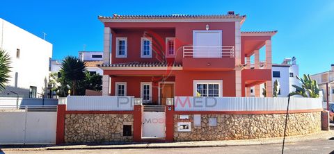 Maison insérée dans un terrain de 440m2, située dans une urbanisation résidentielle et calme, à moins de 5 minutes du centre de Portimão et Alvor, très proche des belles plages d’Alvor, Vau et Rocha. Villa Unifamilar avec une vaste antenne autour, av...