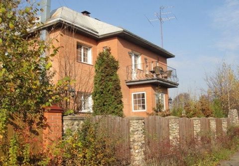 We offer to rent 2-level brick cottage with a total area of ​​210 sq.m. Cottage for rent on the day, weekends and holidays. The first floor is occupied by a living room, two rooms of 18 and 31.5 square meters. m, a kitchen equipped with built-in appl...