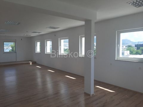 Split, Poljud, in an office building on three floors, office space with a total usable area of 670m2, with a total of 16 offices The ground floor consists of a porter's office and a server room. 1st floor with a total area of 170m2 consists of 4 offi...