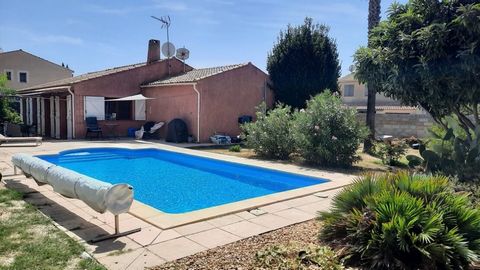 Village with all shops, 10 minutes from Beziers, 25 minutes from the beach and 10 minutes from the Orb river. Traditional renovated detached single storey villa, located at the edge of a village in a quiet residential area, with about 105 m2 of livin...