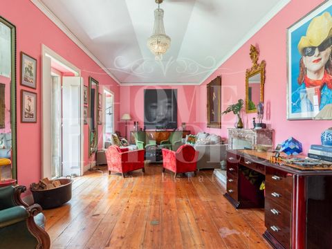 Impossible not to fall in love with this little paradise in Sintra! Palatial house of charm of the nineteenth century, with 484 m² of Gross Area, completely refurbished with materials of excellent quality and very good taste, located very close to th...