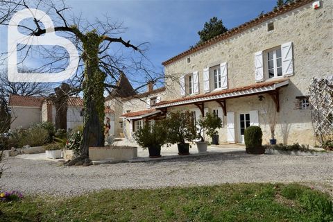 On a plot of over 1ha in the department Lot-et-Garonne, surrounded by meadows and woods, we find this unique property. This property is situated extremely quiet and peaceful, yet only 10 minutes from Villeneuve-sur-Lot with its shopping centres and h...