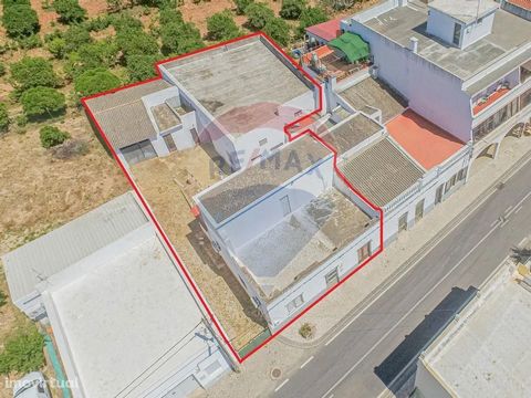 Property for total renovation or for expansion project *** Property located in the heart of the urban center of Pechão on the main street consisting of two urban items: 1st urban article consisting of two floors for independent use, consisting on the...