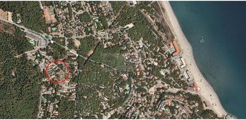 Building land with an area of 525 m2 located in the urbanization of Pals, 5 minutes from Pals Beach. Land with views of the Medes Islands, Mongri Massif and the sea. Practically flat terrain. Typology of detached single-family house. Buildable area o...