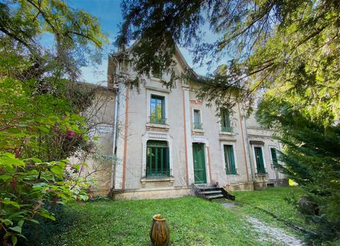 Private mansion from the beginning of the 20th century in the heart of a park of almost 2000 m2 in Cahors. Entirely on cellars and with garage, the entrance of this residence serves a ground floor of 115 m2 with access to the large terrace of 40 m2, ...