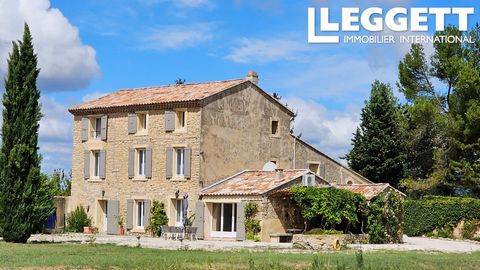 A23712PAT84 - Mazan, at the foot of Mont Ventoux. Welcome to this superb period farmhouse of 340 m² completely renovated with style. A real gem set on a plot of 6165 m² with a large sunny pool. Its exceptional panorama of the vineyards and the surrou...