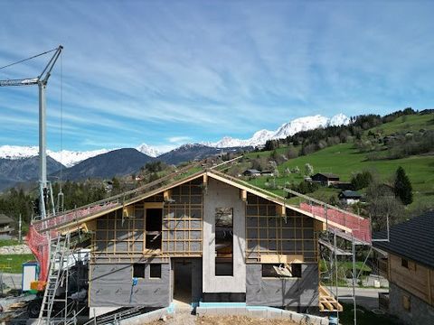 Exceptional new chalet in the village of Combloux with views of Mont Blanc. LA GRANDE OURSE: Total surface area 180 m2 - 4 bedrooms - 4 bathrooms - Sauna. Living room/kitchen 50m2 with fire place. Ski room - laundry room - garage - parking spaces. Ba...