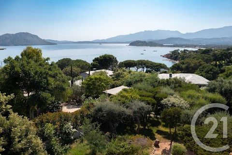 Un panorama et un emplacement d'exception pour cette belle villa située à quelques minutes à pied de la superbe plage de Cala Rossa. D'une superficie de 194 m², elle se compose d'un spacieux séjour avec accès terrasse offrant une vue imprenable sur l...