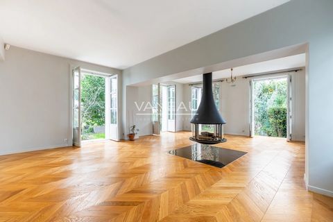 Ideally located in a historic building, in the heart of the very famous Montmartre district, the Vaneau group offers you this 110 sq. m apartment, completely renovated by an architect. It consists of a triple living room with a central fireplace, sol...